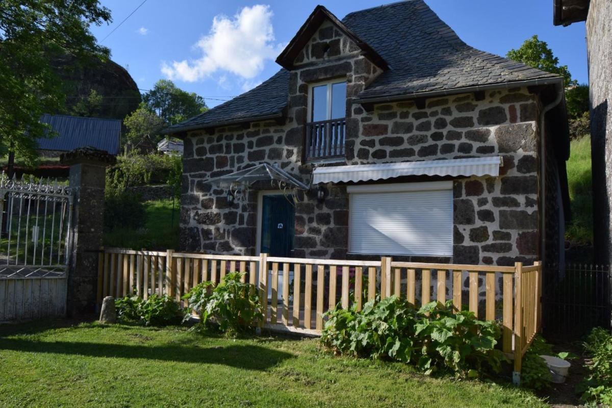 Gite 4 Personnes Dans Le Cantal Animaux Bienvenus Lascelle Exteriör bild
