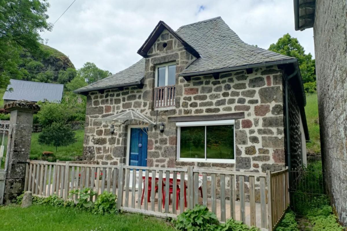 Gite 4 Personnes Dans Le Cantal Animaux Bienvenus Lascelle Exteriör bild