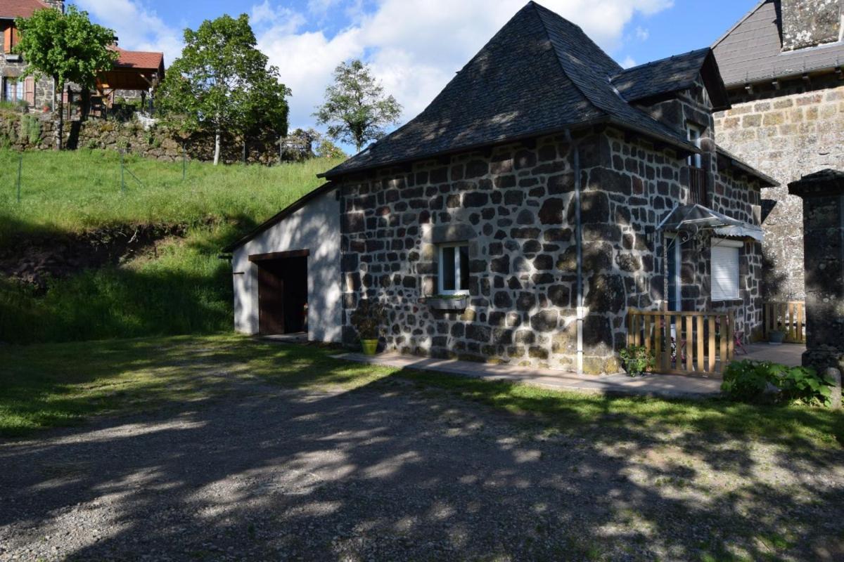 Gite 4 Personnes Dans Le Cantal Animaux Bienvenus Lascelle Exteriör bild